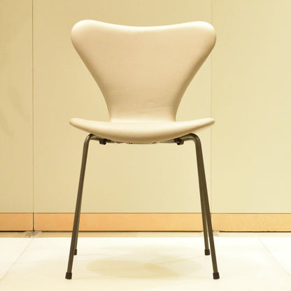 【店頭在庫品】FRITZ HANSEN（フリッツハンセン）/セブンチェア/3107フルバディング/エッセンシャルレザー（ライトグレー）/ウォームグラファイト脚/SH46