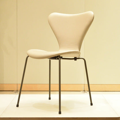 【店頭在庫品】FRITZ HANSEN（フリッツハンセン）/セブンチェア/3107フルバディング/エッセンシャルレザー（ライトグレー）/ウォームグラファイト脚/SH46