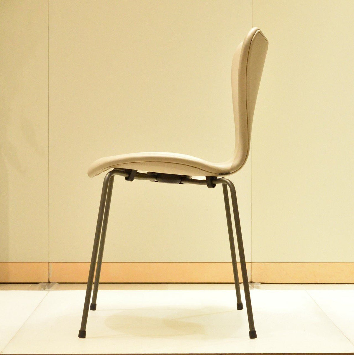 【店頭在庫品】FRITZ HANSEN（フリッツハンセン）/セブンチェア/3107フルバディング/エッセンシャルレザー（ライトグレー）/ウォームグラファイト脚/SH46