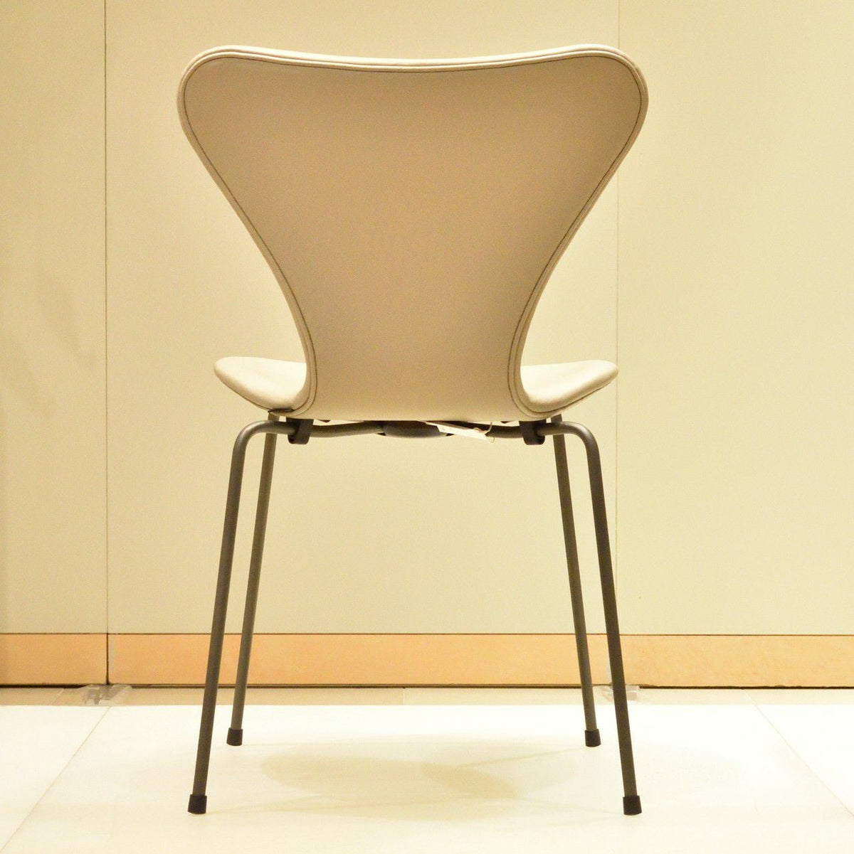 【店頭在庫品】FRITZ HANSEN（フリッツハンセン）/セブンチェア/3107フルバディング/エッセンシャルレザー（ライトグレー）/ウォームグラファイト脚/SH46