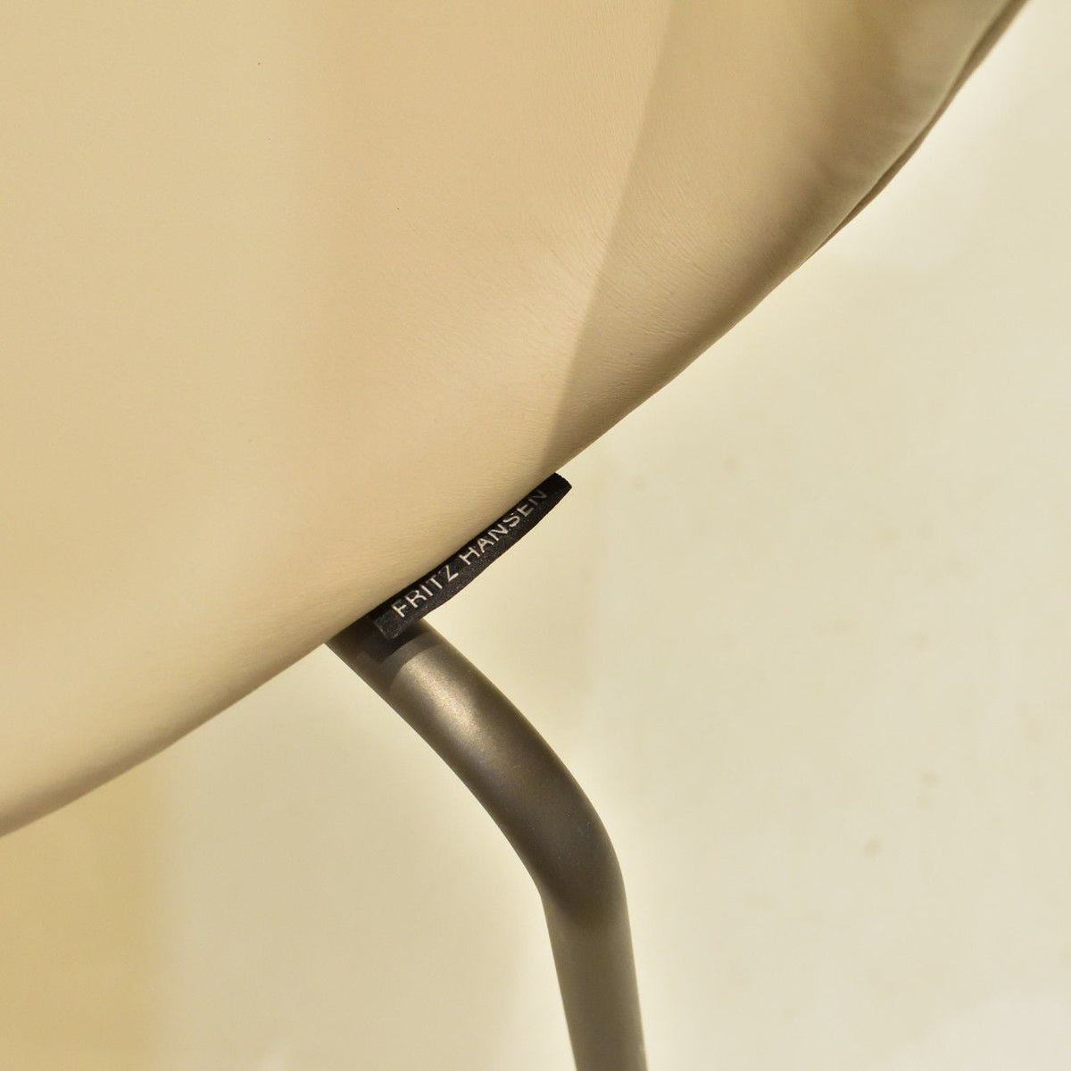 【店頭在庫品】FRITZ HANSEN（フリッツハンセン）/セブンチェア/3107フルバディング/エッセンシャルレザー（ライトグレー）/ウォームグラファイト脚/SH46