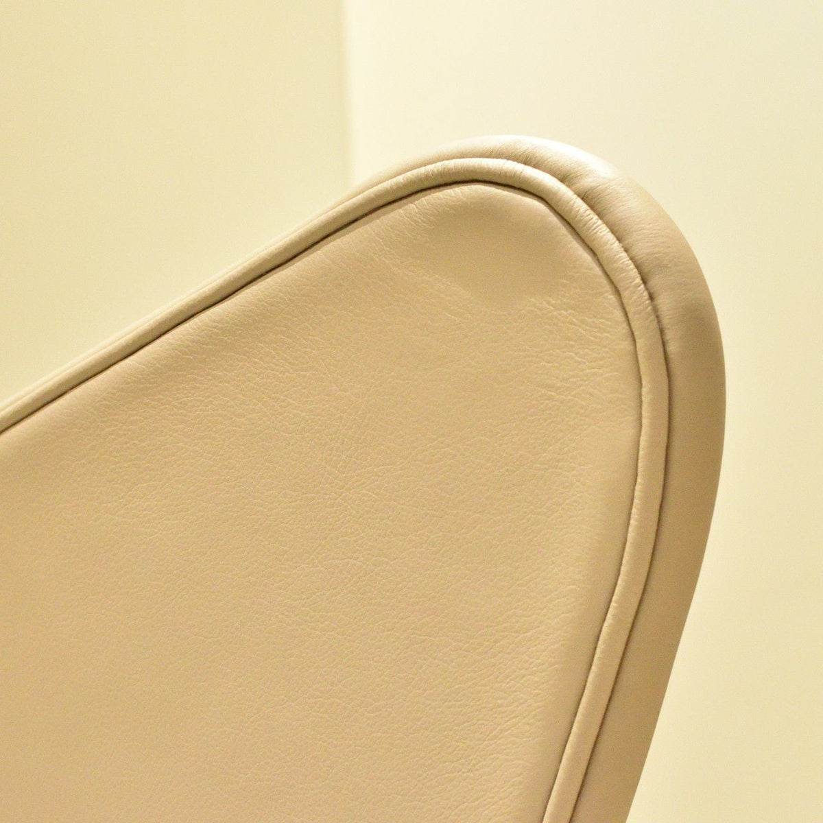 【店頭在庫品】FRITZ HANSEN（フリッツハンセン）/セブンチェア/3107フルバディング/エッセンシャルレザー（ライトグレー）/ウォームグラファイト脚/SH46