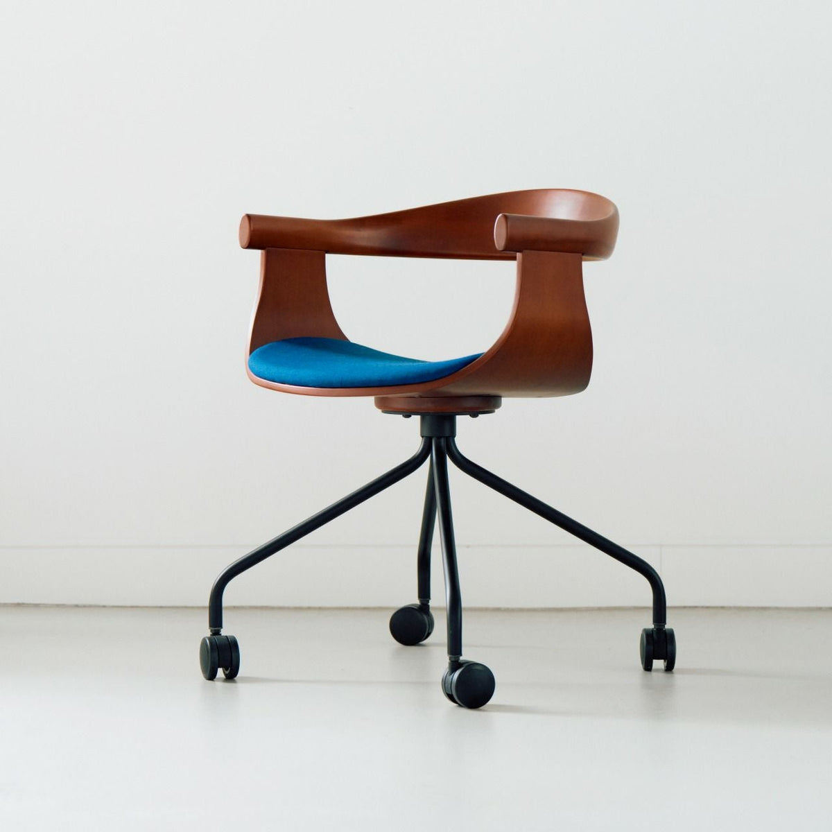 【店頭在庫品】FUJI FURNITURE（冨士ファニチア）/Nagi/アームチェア/チェリー材/オイル仕上げ/Special Fabric “Kvadrat” RM86