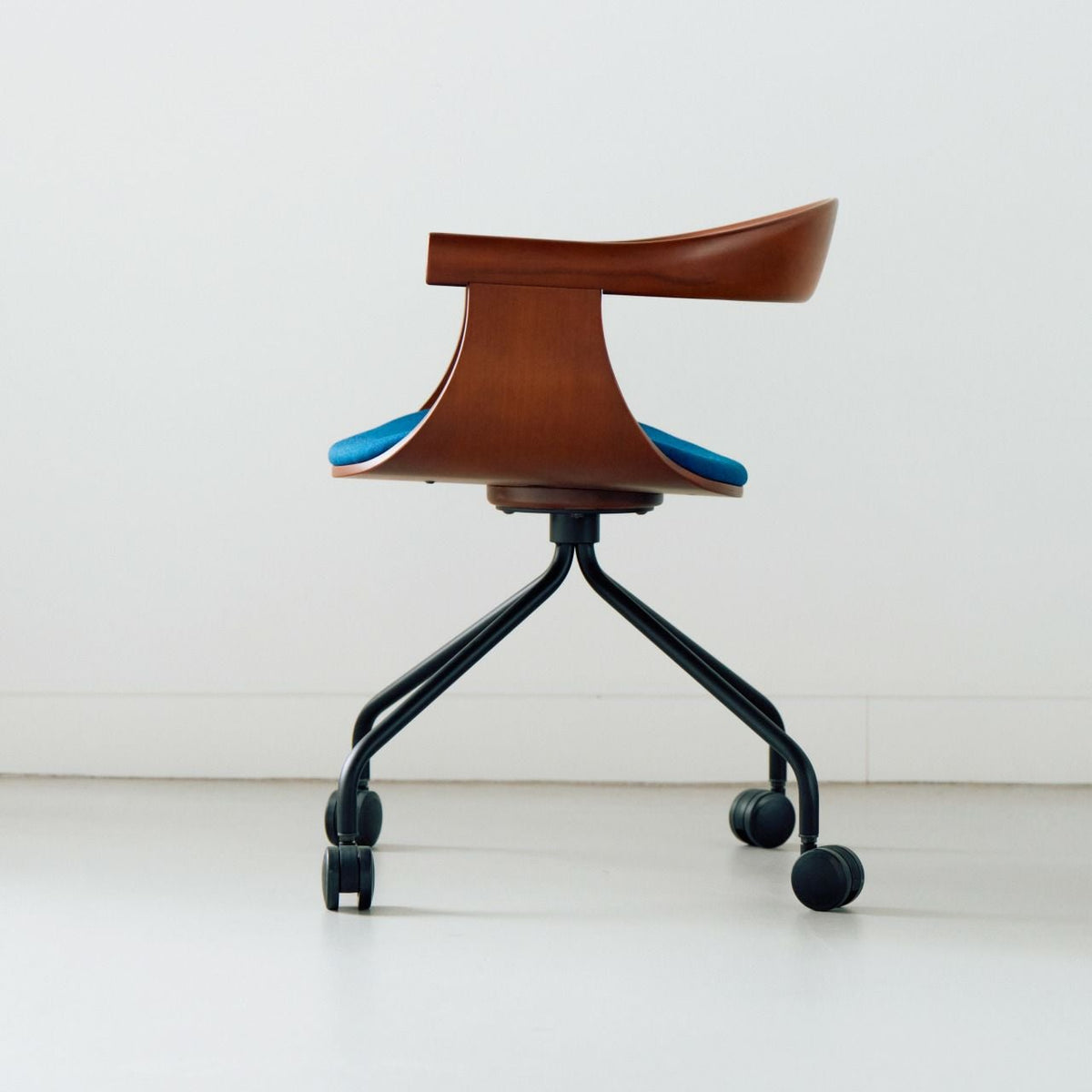 【店頭在庫品】FUJI FURNITURE（冨士ファニチア）/Nagi/アームチェア/チェリー材/オイル仕上げ/Special Fabric “Kvadrat” RM86