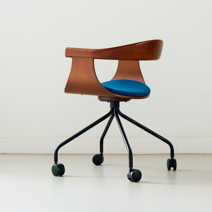 【店頭在庫品】FUJI FURNITURE（冨士ファニチア）/Nagi/アームチェア/チェリー材/オイル仕上げ/Special Fabric “Kvadrat” RM86