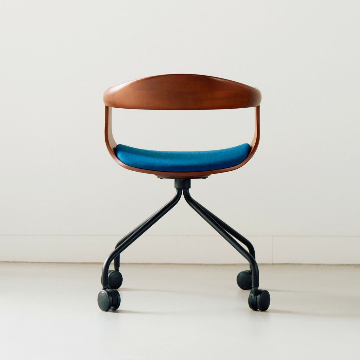 【店頭在庫品】FUJI FURNITURE（冨士ファニチア）/Nagi/アームチェア/チェリー材/オイル仕上げ/Special Fabric “Kvadrat” RM86
