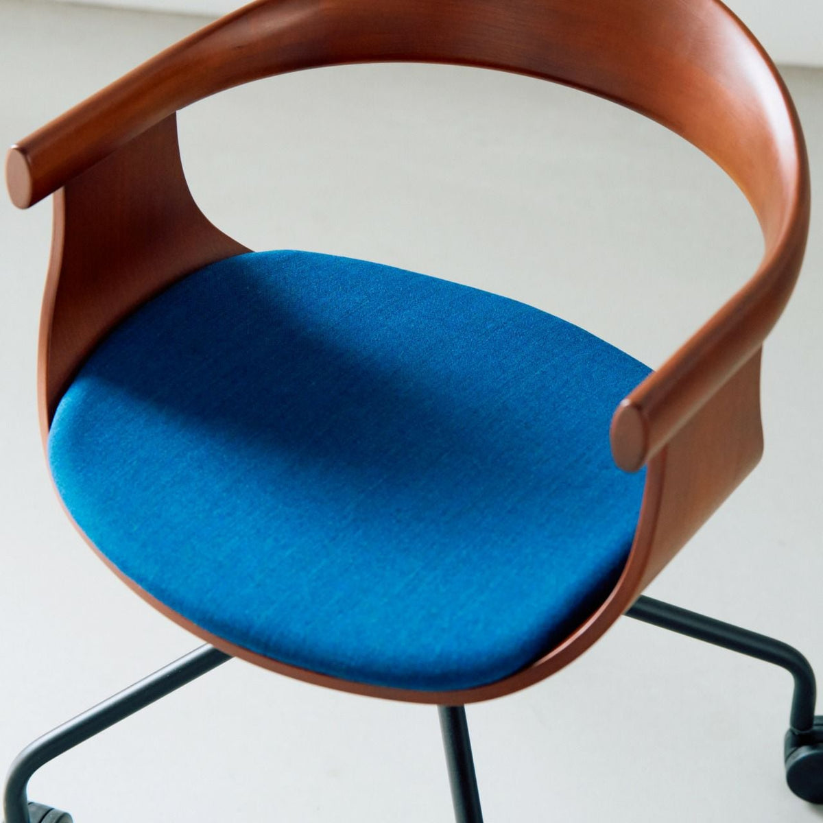 【店頭在庫品】FUJI FURNITURE（冨士ファニチア）/Nagi/アームチェア/チェリー材/オイル仕上げ/Special Fabric “Kvadrat” RM86