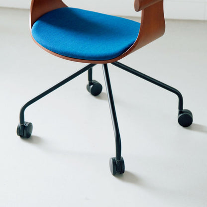 【店頭在庫品】FUJI FURNITURE（冨士ファニチア）/Nagi/アームチェア/チェリー材/オイル仕上げ/Special Fabric “Kvadrat” RM86