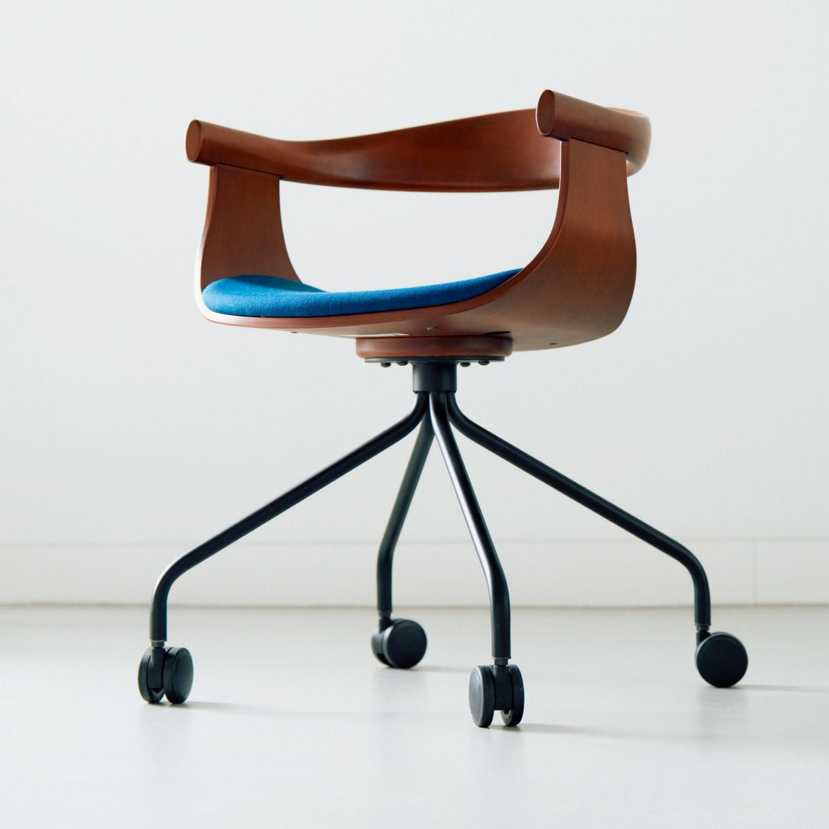 【店頭在庫品】FUJI FURNITURE（冨士ファニチア）/Nagi/アームチェア/チェリー材/オイル仕上げ/Special Fabric “Kvadrat” RM86