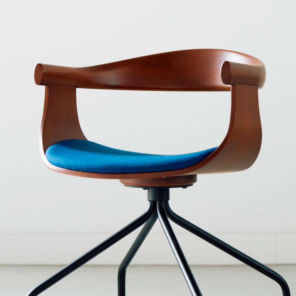 【店頭在庫品】FUJI FURNITURE（冨士ファニチア）/Nagi/アームチェア/チェリー材/オイル仕上げ/Special Fabric “Kvadrat” RM86