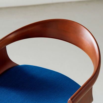 【店頭在庫品】FUJI FURNITURE（冨士ファニチア）/Nagi/アームチェア/チェリー材/オイル仕上げ/Special Fabric “Kvadrat” RM86