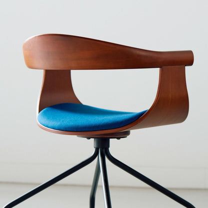 【店頭在庫品】FUJI FURNITURE（冨士ファニチア）/Nagi/アームチェア/チェリー材/オイル仕上げ/Special Fabric “Kvadrat” RM86