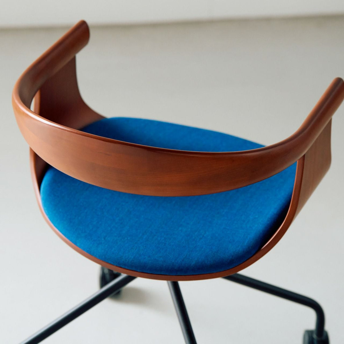 【店頭在庫品】FUJI FURNITURE（冨士ファニチア）/Nagi/アームチェア/チェリー材/オイル仕上げ/Special Fabric “Kvadrat” RM86