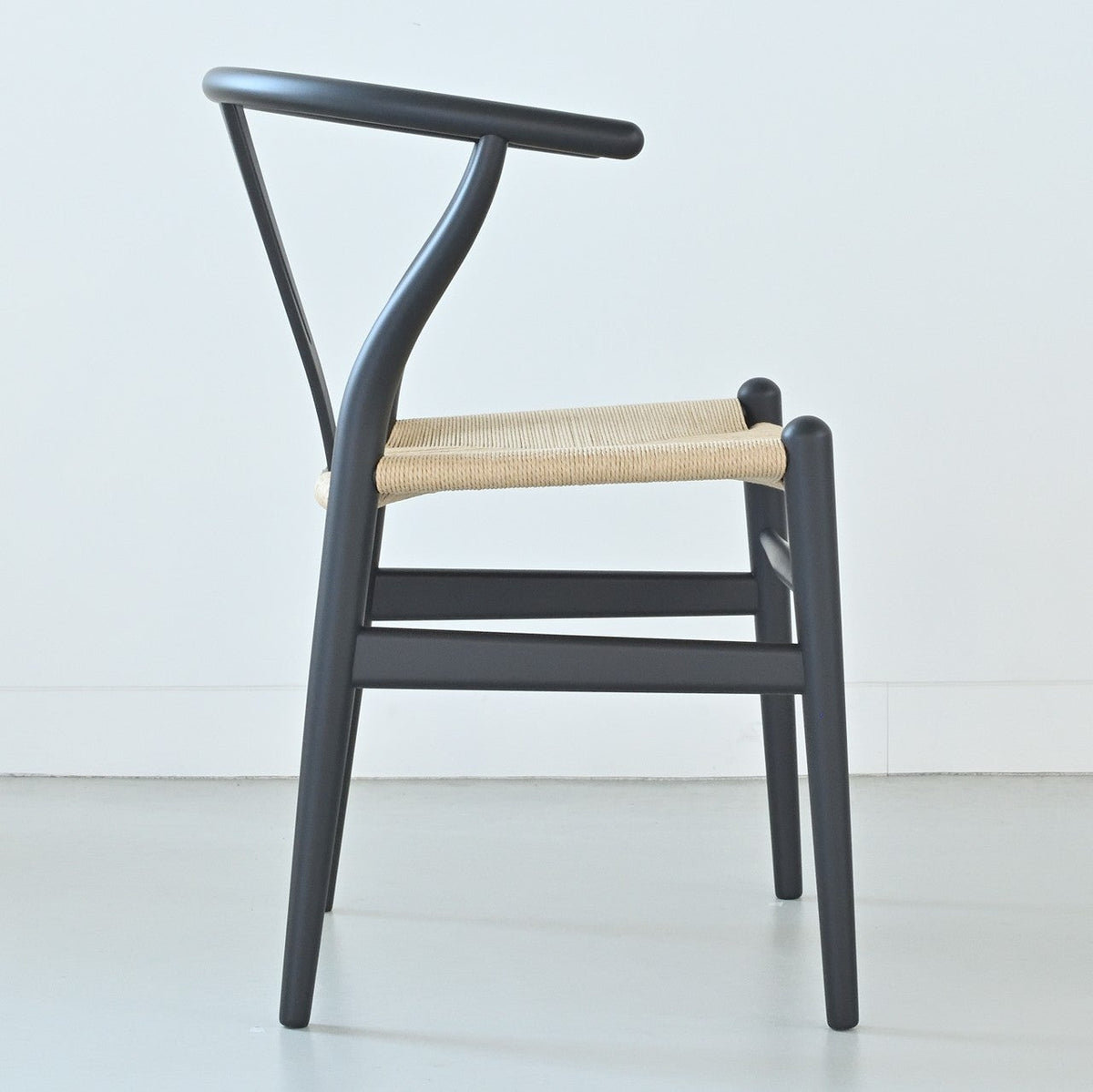 【カールハンセン別注Kvadratクッションプレゼント】CARL HANSEN & SON（カールハンセン&サン）/CH24/Yチェア（ワイチェア）/ビーチ材/SOFT BLACK仕上げ/ナチュラルペーパーコード/SH45/【シリアルNo.1782578】/【実物画像】 傷防止フェルト付