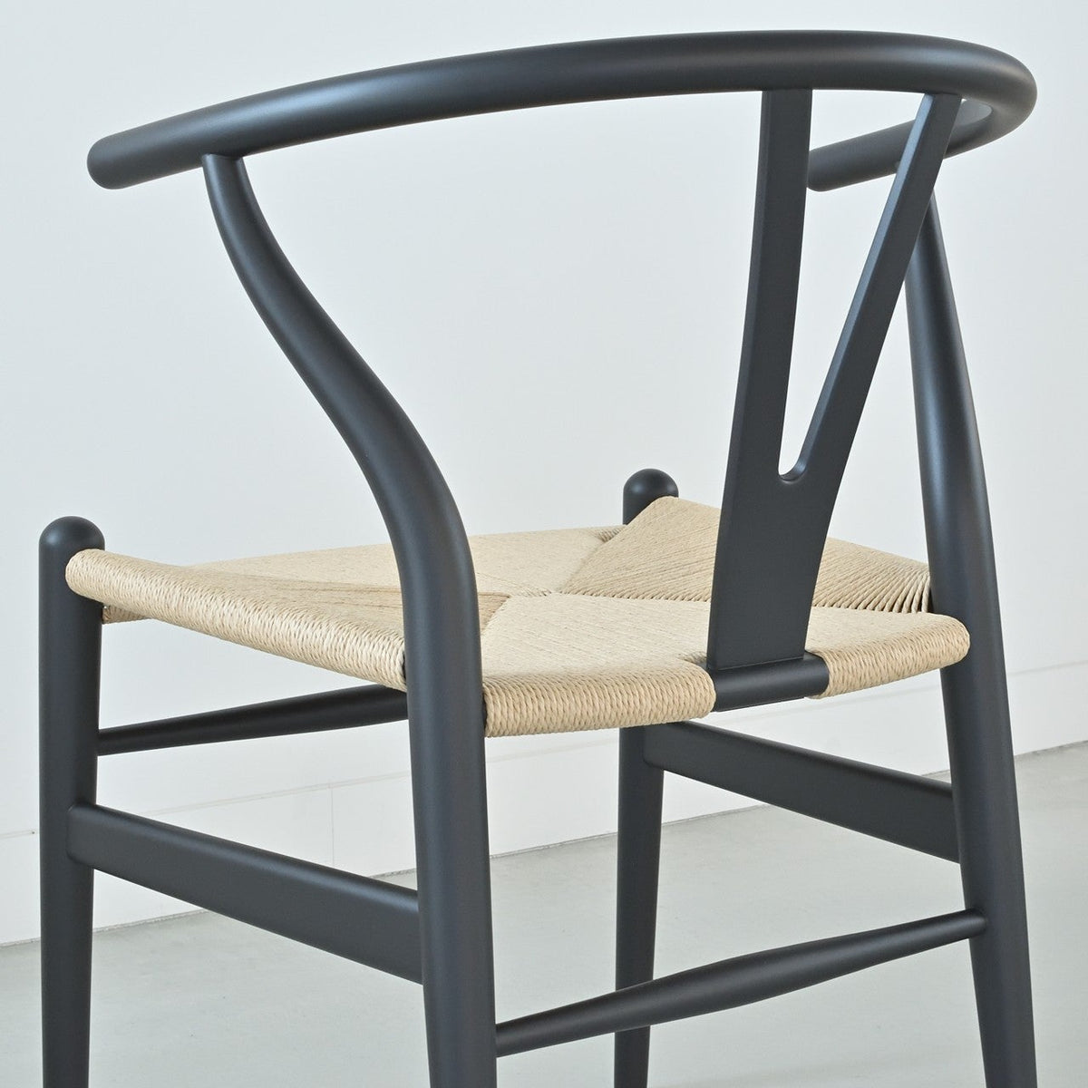 【カールハンセン別注Kvadratクッションプレゼント】CARL HANSEN & SON（カールハンセン&サン）/CH24/Yチェア（ワイチェア）/ビーチ材/SOFT BLACK仕上げ/ナチュラルペーパーコード/SH45/【シリアルNo.1782578】/【実物画像】 傷防止フェルト付
