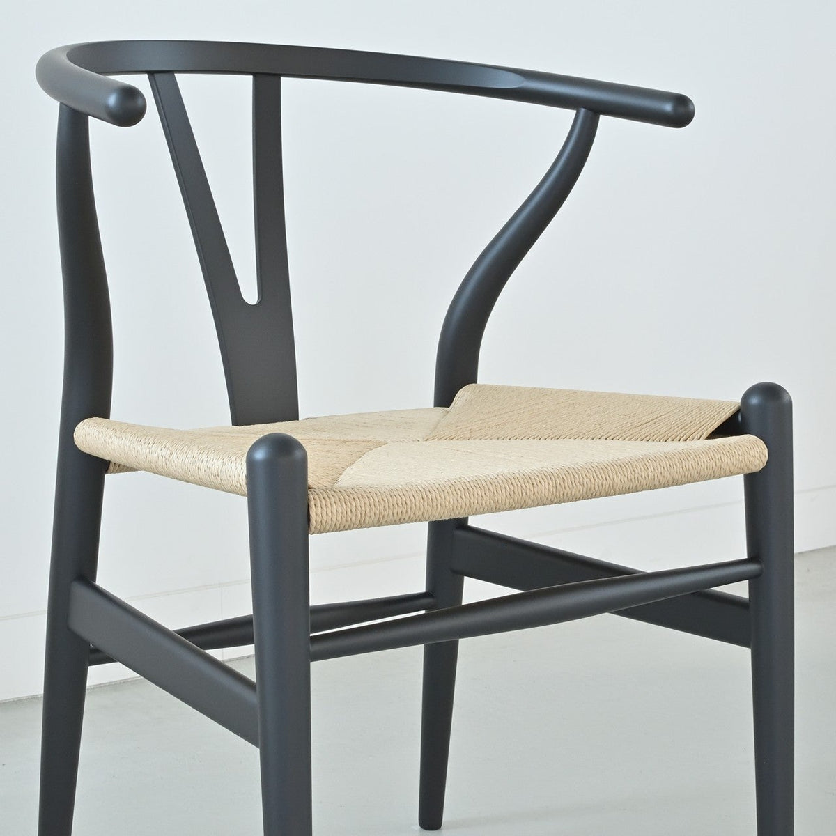 【カールハンセン別注Kvadratクッションプレゼント】CARL HANSEN & SON（カールハンセン&サン）/CH24/Yチェア（ワイチェア）/ビーチ材/SOFT BLACK仕上げ/ナチュラルペーパーコード/SH45/【シリアルNo.1782578】/【実物画像】 傷防止フェルト付
