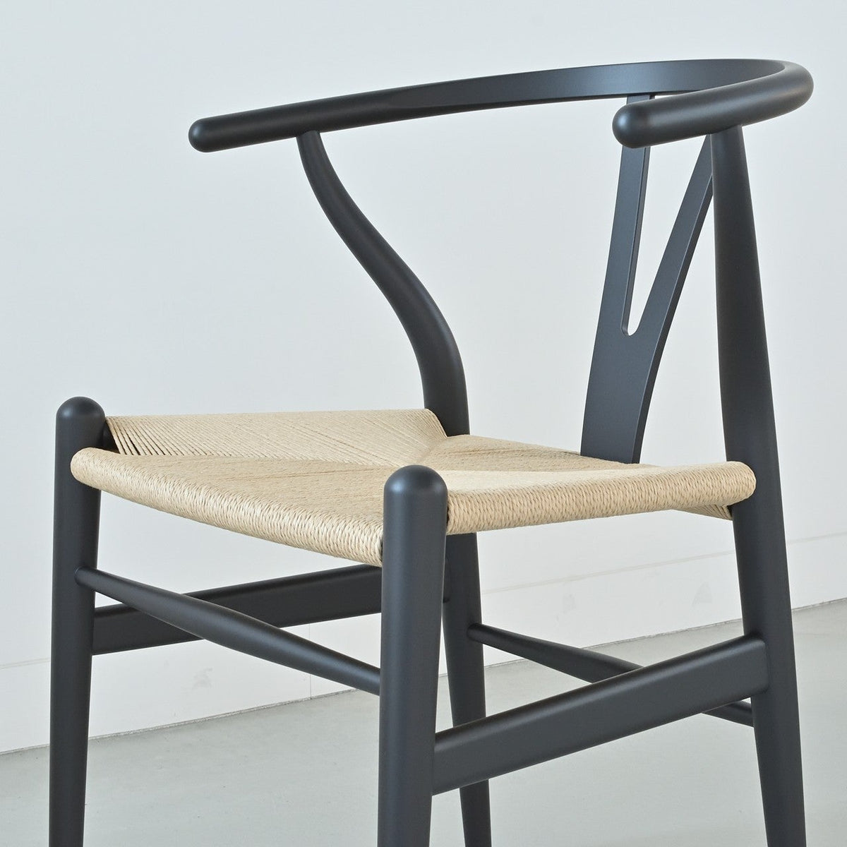 【カールハンセン別注Kvadratクッションプレゼント】CARL HANSEN & SON（カールハンセン&サン）/CH24/Yチェア（ワイチェア）/ビーチ材/SOFT BLACK仕上げ/ナチュラルペーパーコード/SH45/【シリアルNo.1782578】/【実物画像】 傷防止フェルト付