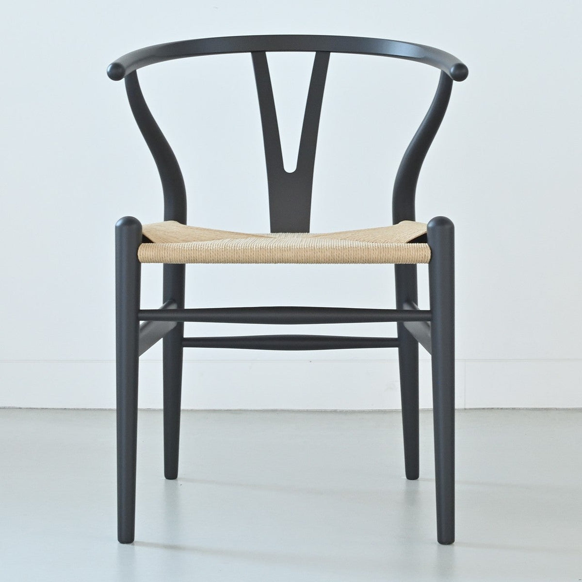 【カールハンセン別注Kvadratクッションプレゼント】CARL HANSEN & SON（カールハンセン&サン）/CH24/Yチェア（ワイチェア）/ビーチ材/SOFT BLACK仕上げ/ナチュラルペーパーコード/SH45/【シリアルNo.1782619】/【実物画像】 傷防止フェルト付