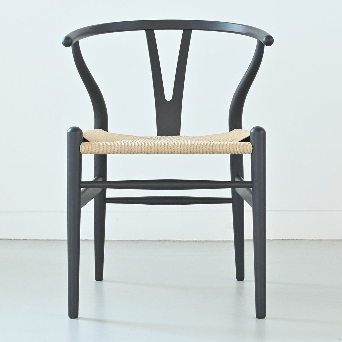 【カールハンセン別注Kvadratクッションプレゼント】CARL HANSEN & SON（カールハンセン&サン）/CH24/Yチェア（ワイチェア）/ビーチ材/SOFT BLACK仕上げ/ナチュラルペーパーコード/SH45/【シリアルNo.1782620】/【実物画像】 傷防止フェルト付