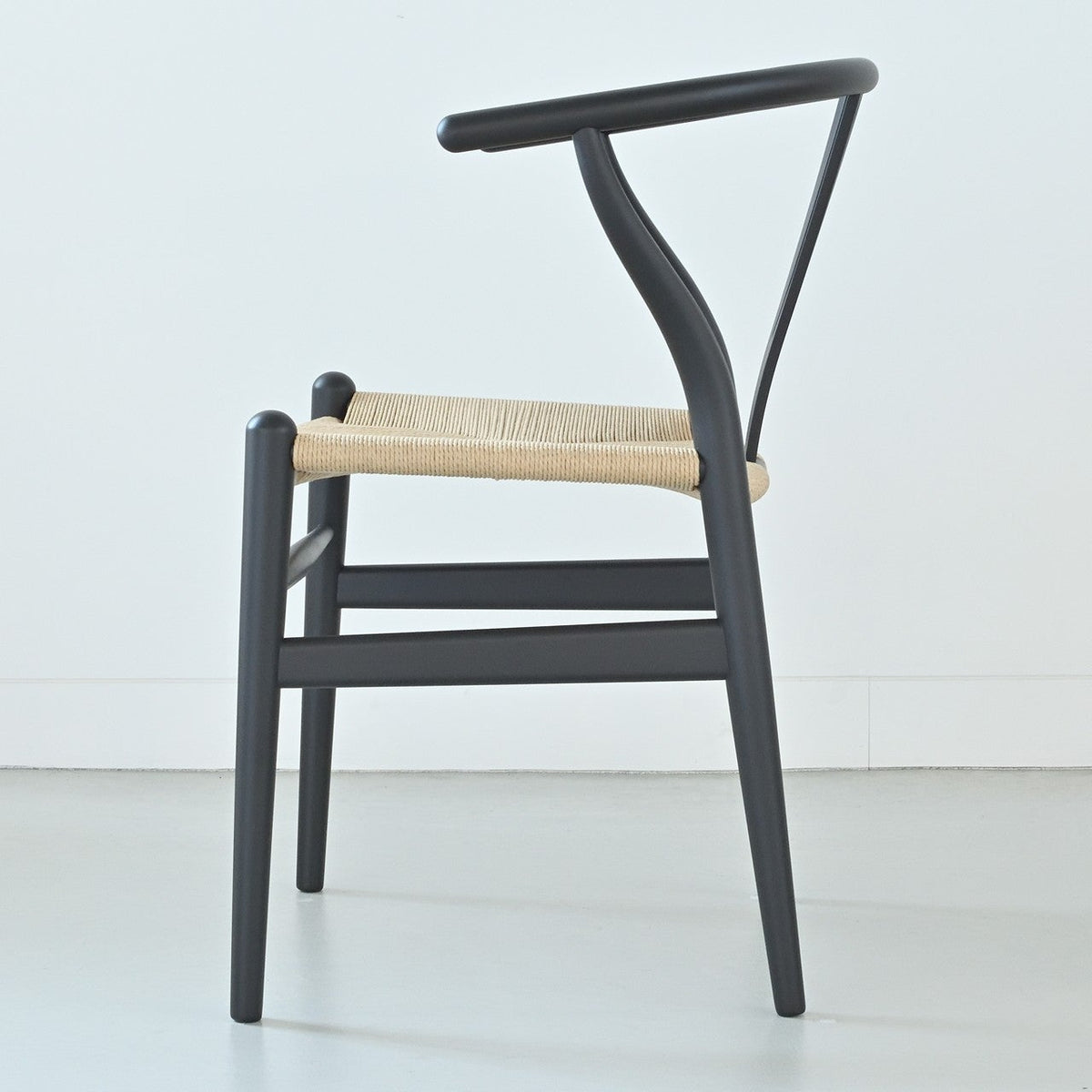 【カールハンセン別注Kvadratクッションプレゼント】CARL HANSEN & SON（カールハンセン&サン）/CH24/Yチェア（ワイチェア）/ビーチ材/SOFT BLACK仕上げ/ナチュラルペーパーコード/SH45/【シリアルNo.1782620】/【実物画像】 傷防止フェルト付