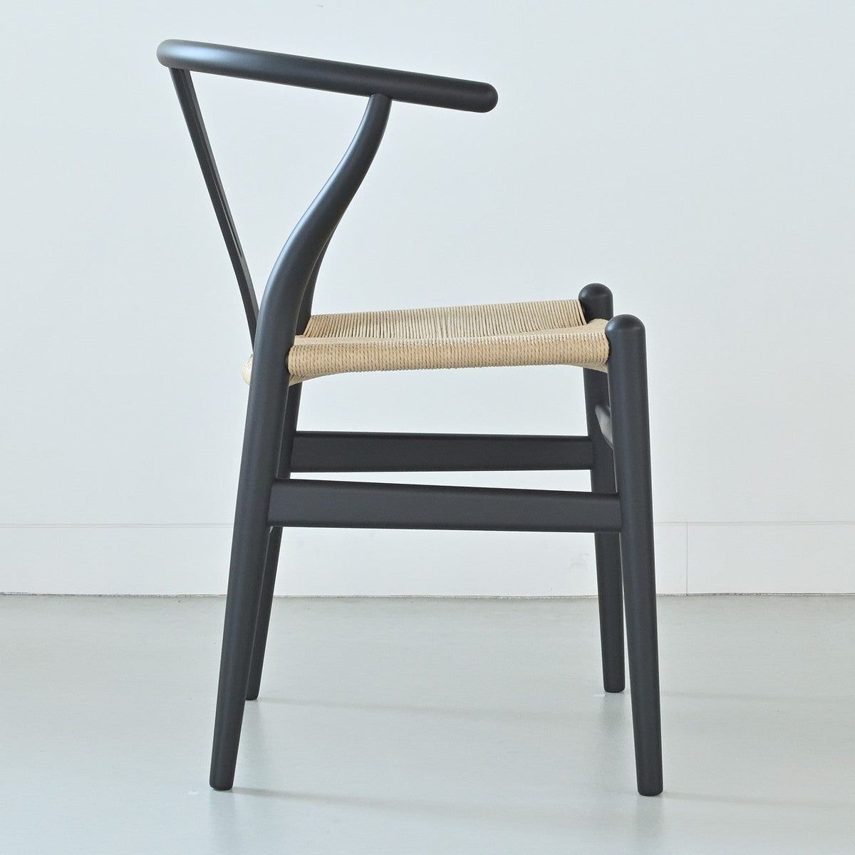 【カールハンセン別注Kvadratクッションプレゼント】CARL HANSEN & SON（カールハンセン&サン）/CH24/Yチェア（ワイチェア）/ビーチ材/SOFT BLACK仕上げ/ナチュラルペーパーコード/SH45/【シリアルNo.1782620】/【実物画像】 傷防止フェルト付