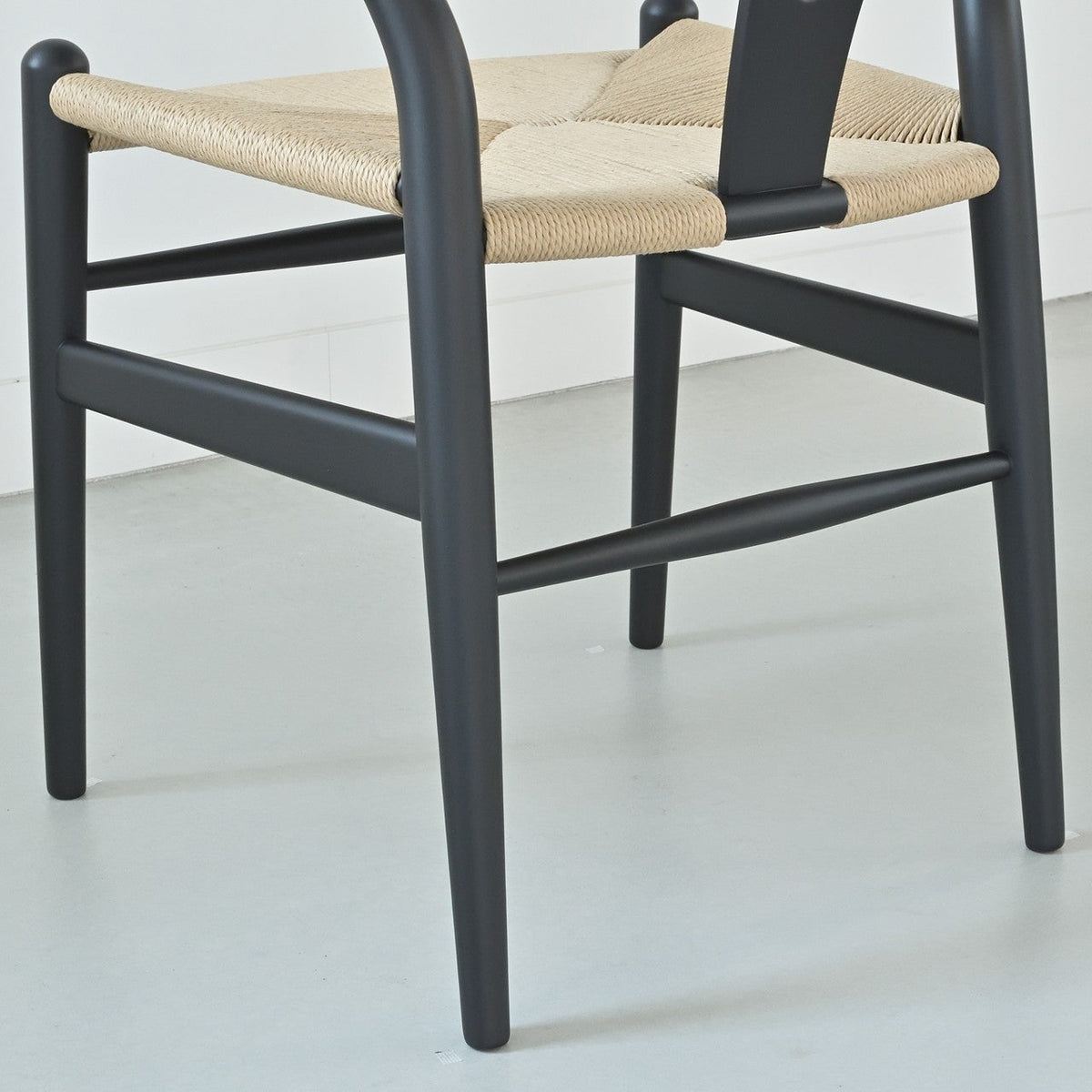【カールハンセン別注Kvadratクッションプレゼント】CARL HANSEN & SON（カールハンセン&サン）/CH24/Yチェア（ワイチェア）/ビーチ材/SOFT BLACK仕上げ/ナチュラルペーパーコード/SH45/【シリアルNo.1782620】/【実物画像】 傷防止フェルト付