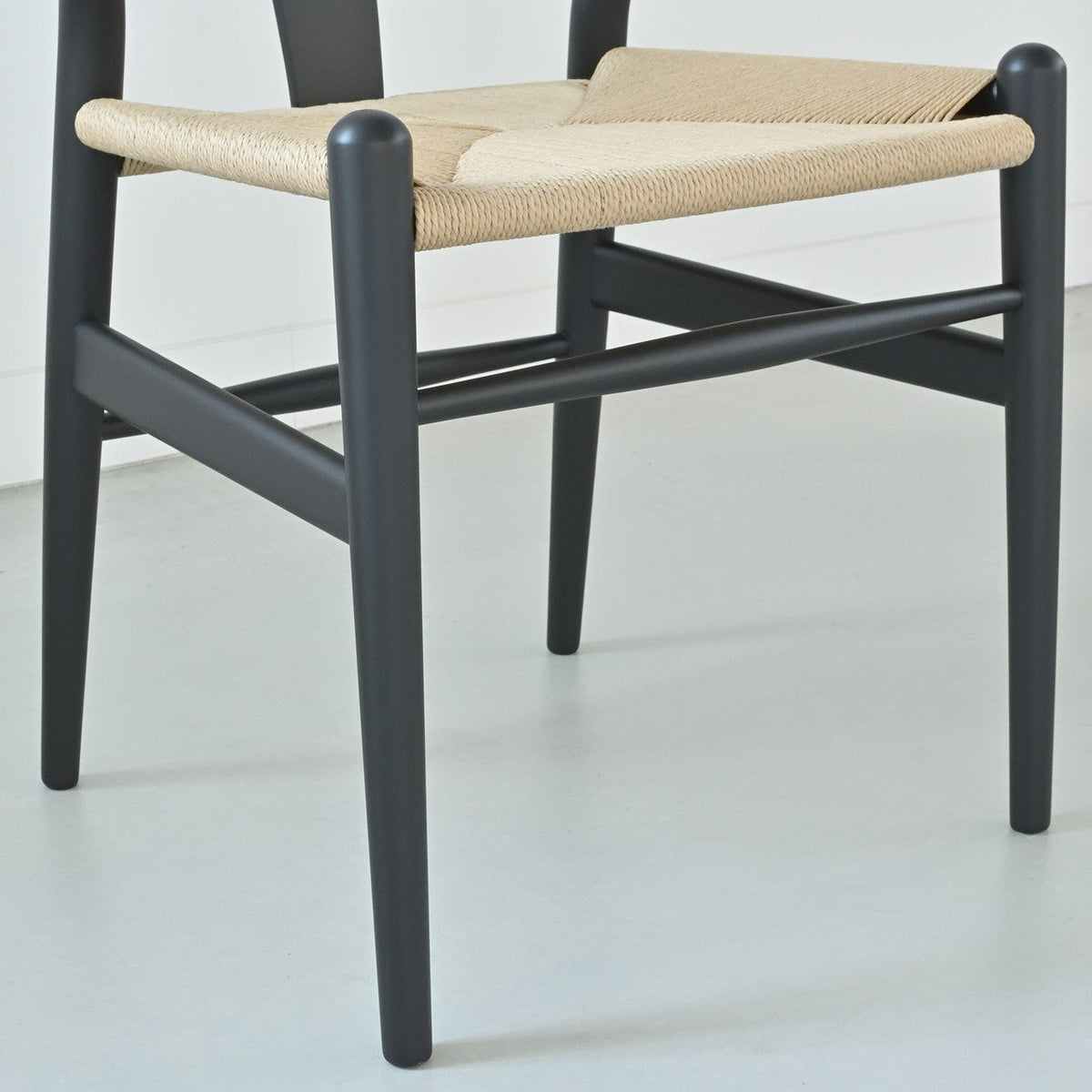 【カールハンセン別注Kvadratクッションプレゼント】CARL HANSEN & SON（カールハンセン&サン）/CH24/Yチェア（ワイチェア）/ビーチ材/SOFT BLACK仕上げ/ナチュラルペーパーコード/SH45/【シリアルNo.1782620】/【実物画像】 傷防止フェルト付