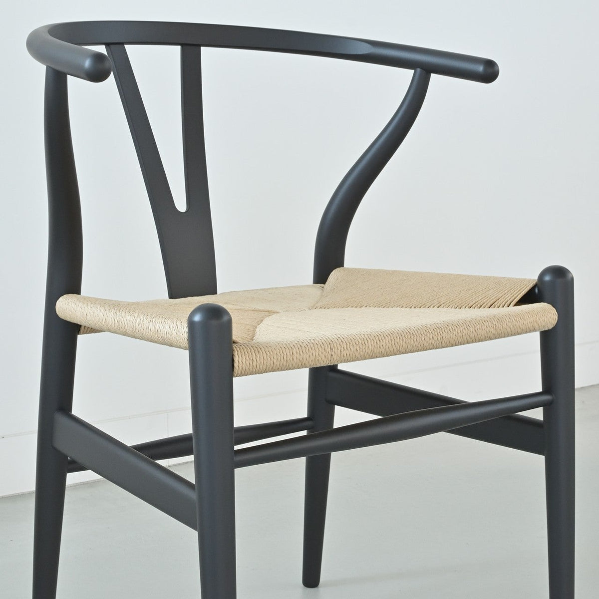 【カールハンセン別注Kvadratクッションプレゼント】CARL HANSEN & SON（カールハンセン&サン）/CH24/Yチェア（ワイチェア）/ビーチ材/SOFT BLACK仕上げ/ナチュラルペーパーコード/SH45/【シリアルNo.1782620】/【実物画像】 傷防止フェルト付