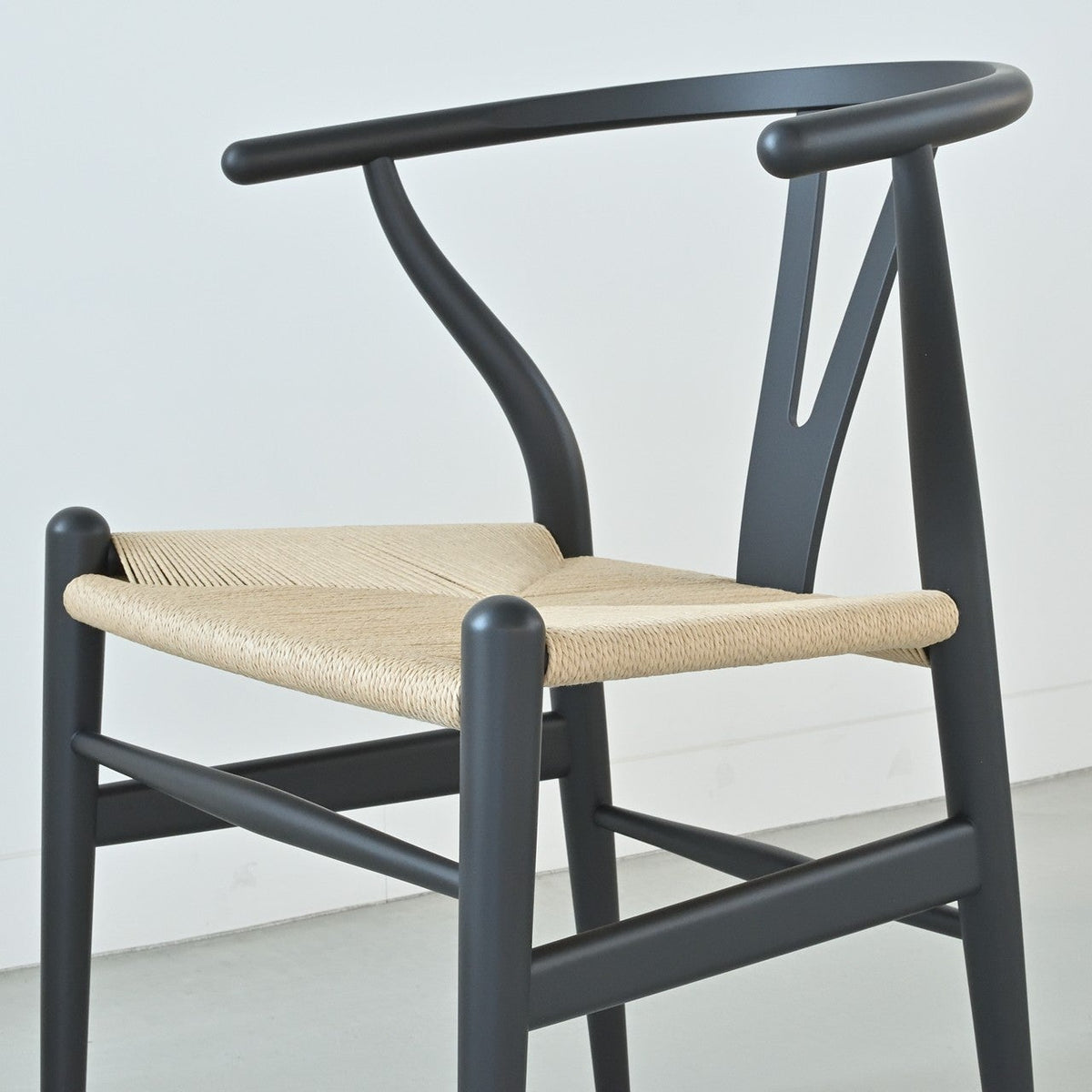 【カールハンセン別注Kvadratクッションプレゼント】CARL HANSEN & SON（カールハンセン&サン）/CH24/Yチェア（ワイチェア）/ビーチ材/SOFT BLACK仕上げ/ナチュラルペーパーコード/SH45/【シリアルNo.1782620】/【実物画像】 傷防止フェルト付