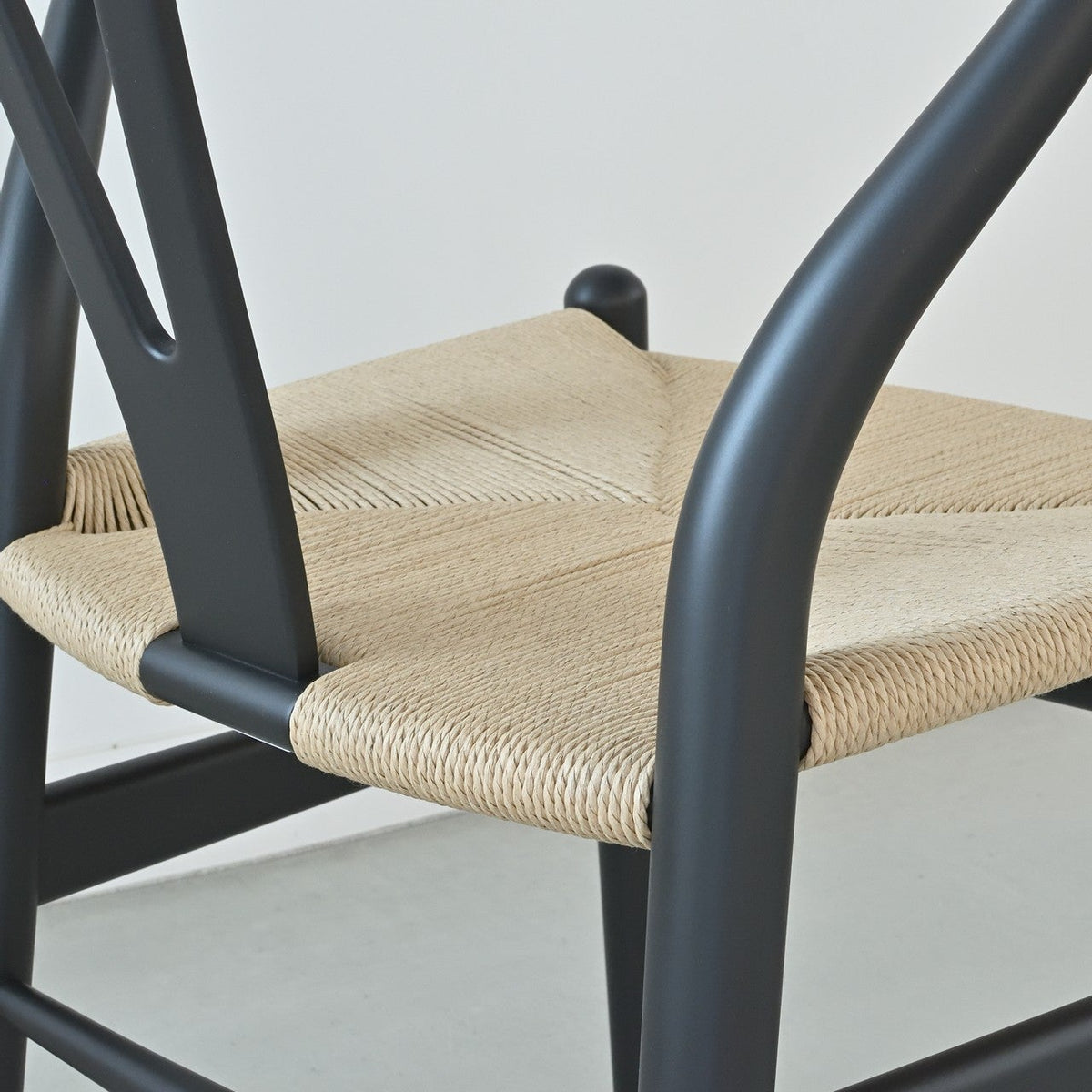 【カールハンセン別注Kvadratクッションプレゼント】CARL HANSEN & SON（カールハンセン&サン）/CH24/Yチェア（ワイチェア）/ビーチ材/SOFT BLACK仕上げ/ナチュラルペーパーコード/SH45/【シリアルNo.1782620】/【実物画像】 傷防止フェルト付