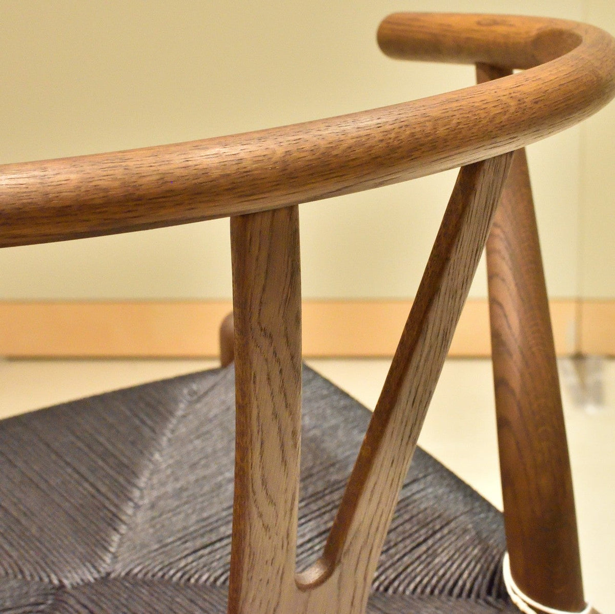 【カールハンセン別注Kvadratクッションプレゼント】【店頭在庫品】CARL HANSEN & SON（カールハンセン&サン）/CH24/Yチェア/オーク材/スモークドオイル仕上げ/ブラックペーパーコード