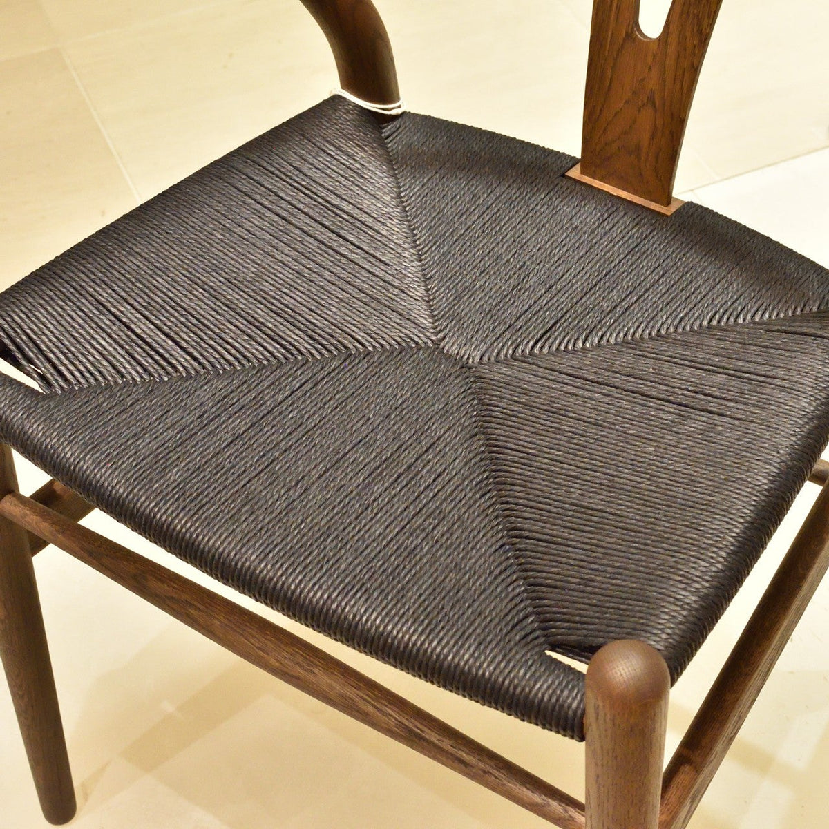 【カールハンセン別注Kvadratクッションプレゼント】【店頭在庫品】CARL HANSEN & SON（カールハンセン&サン）/CH24/Yチェア/オーク材/スモークドオイル仕上げ/ブラックペーパーコード