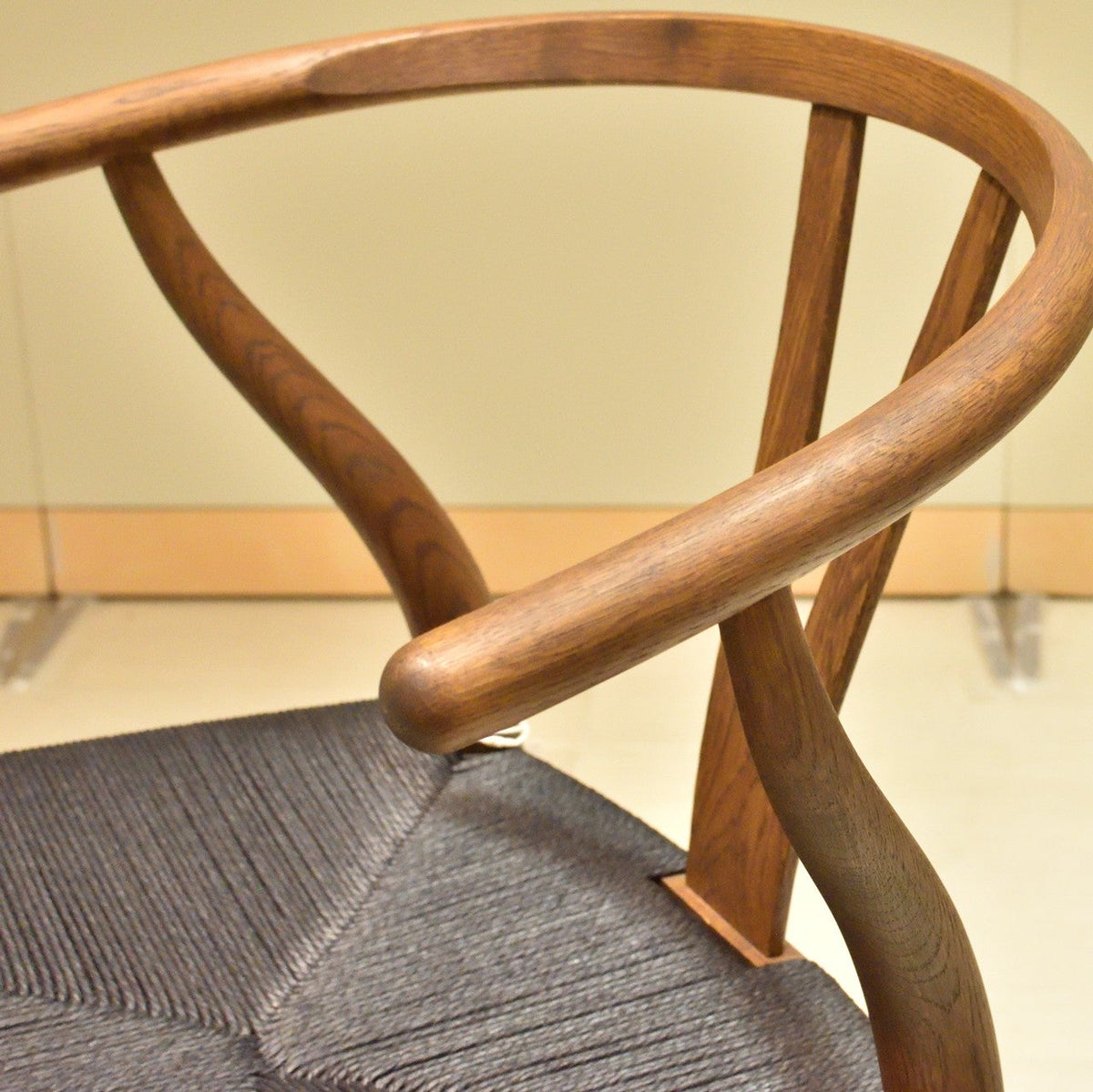 【カールハンセン別注Kvadratクッションプレゼント】【店頭在庫品】CARL HANSEN & SON（カールハンセン&サン）/CH24/Yチェア/オーク材/スモークドオイル仕上げ/ブラックペーパーコード
