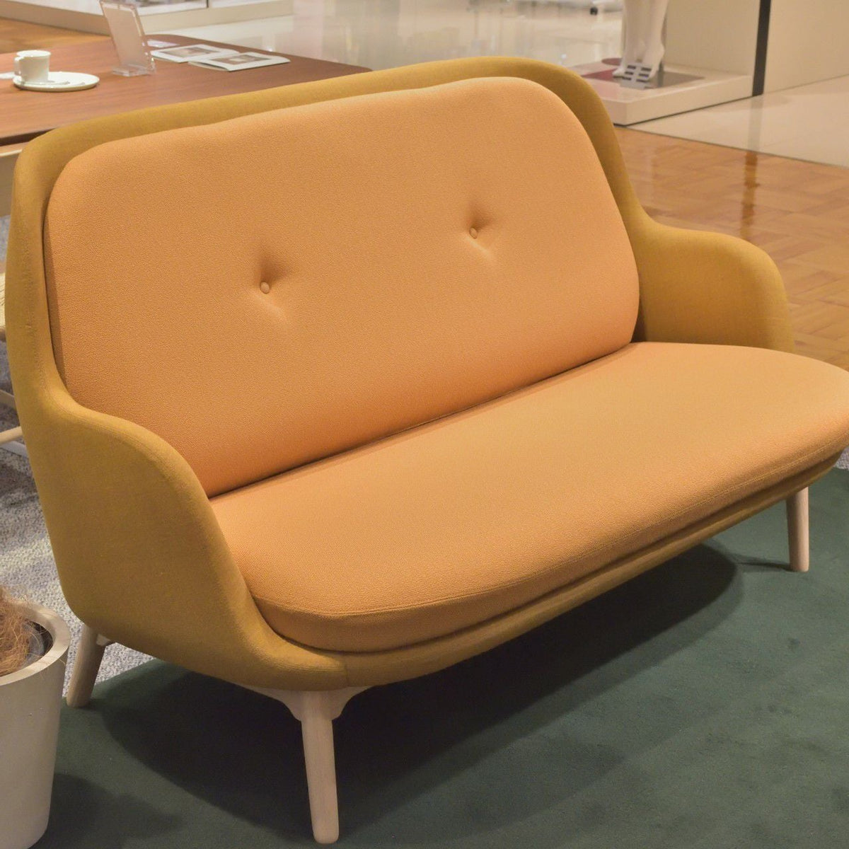 【店頭在庫品】Fritz Hansen（フリッツハンセン）/Fri Sofa/JH150/本体Remix422/座Viber0472/脚オーク