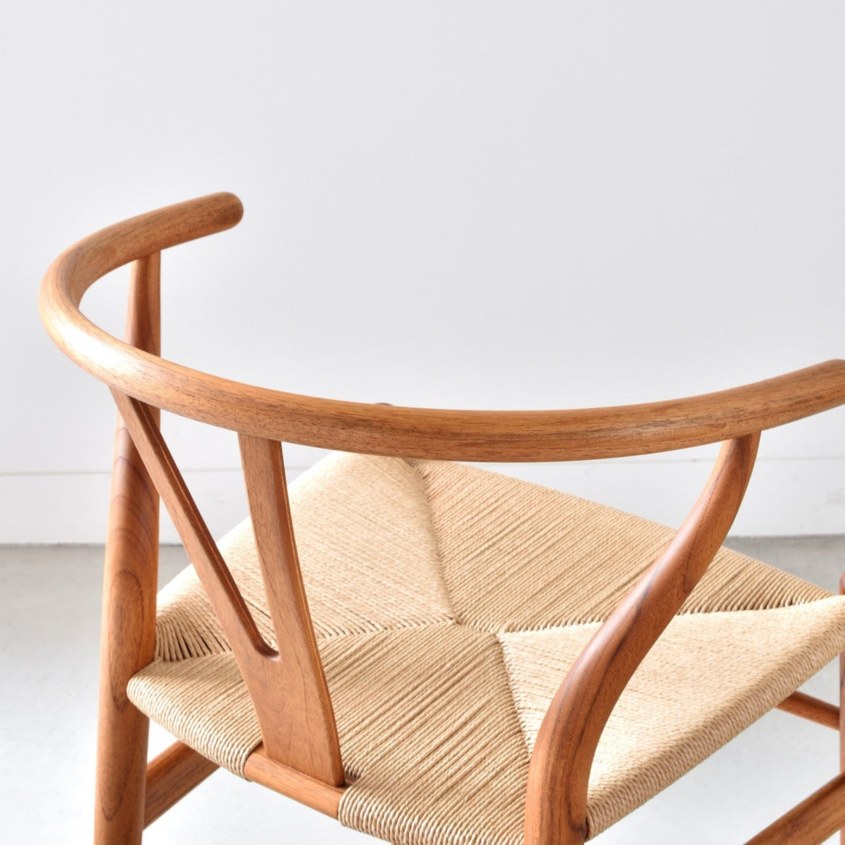 【カールハンセン別注Kvadratクッションプレゼント】CARL HANSEN & SON（カールハンセン&サン）/CH24/Yチェア（ワイチェア）/チーク材/オイル仕上げ/ナチュラルペーパーコード/SH45/【シリアルNo.1790825】/【実物画像】 傷防止フェルト付