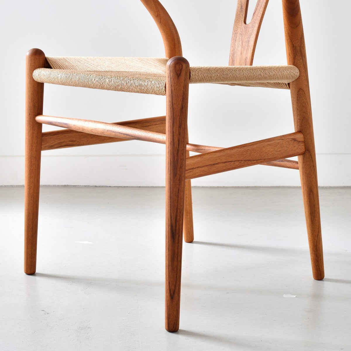 【カールハンセン別注Kvadratクッションプレゼント】CARL HANSEN & SON（カールハンセン&サン）/CH24/Yチェア（ワイチェア）/チーク材/オイル仕上げ/ナチュラルペーパーコード/SH45/【シリアルNo.1792812】/【実物画像】 傷防止フェルト付