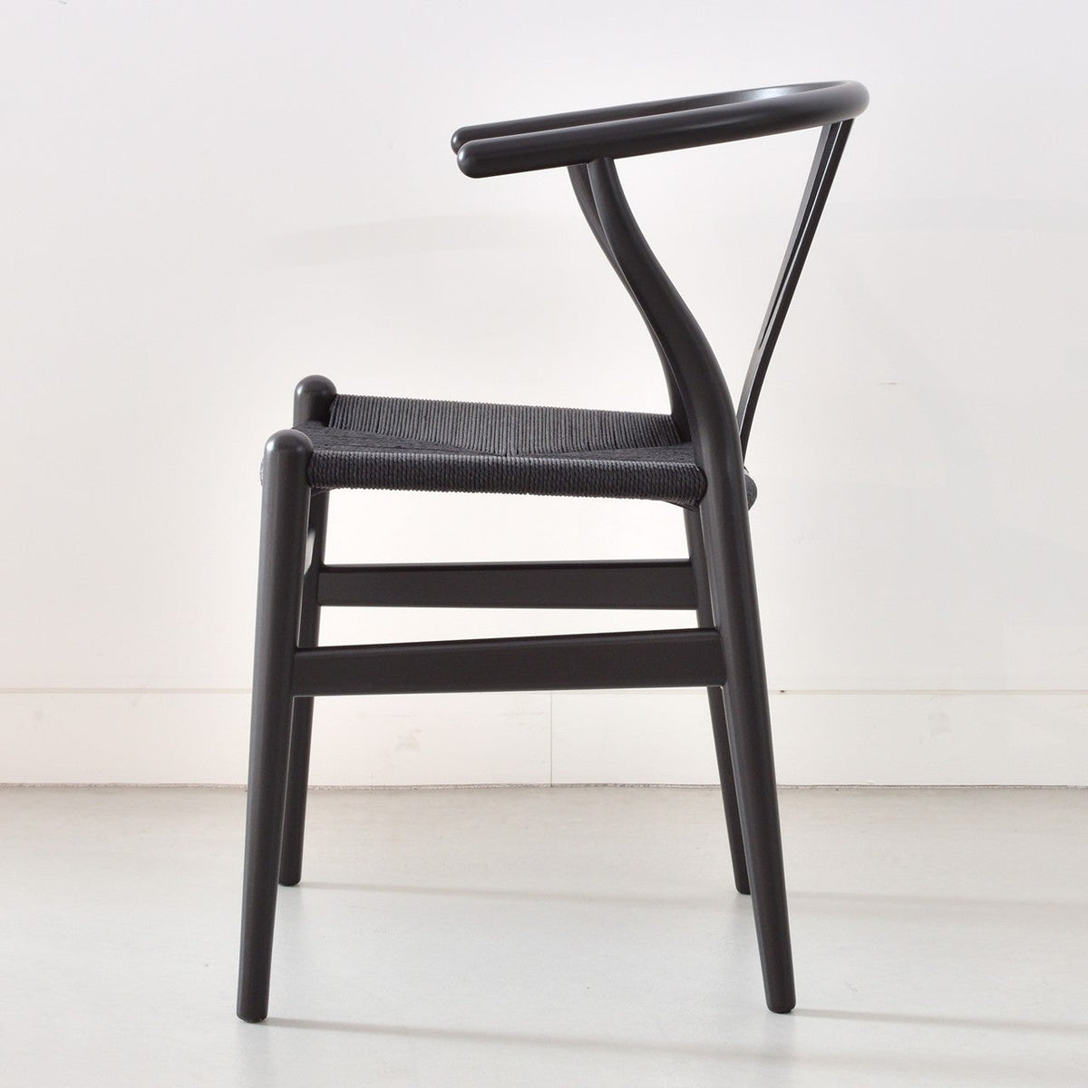 【カールハンセン別注Kvadratクッションプレゼント】CARL HANSEN & SON（カールハンセン&サン）/CH24/Yチェア(ワイチェア)/ユーカリ材/BLACK塗装仕上げ/ブラックペーパーコード/SH45　BLACK FRIDAY 限定販売 傷防止フェルト付