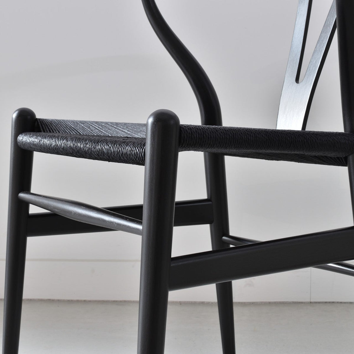 【カールハンセン別注Kvadratクッションプレゼント】CARL HANSEN & SON（カールハンセン&サン）/CH24/Yチェア(ワイチェア)/ユーカリ材/BLACK塗装仕上げ/ブラックペーパーコード/SH45　BLACK FRIDAY 限定販売 傷防止フェルト付